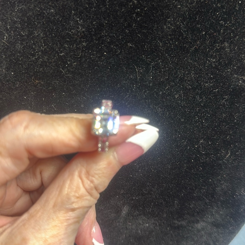 Beautiful CZ 3 carat diamond ring size 7 brand new
